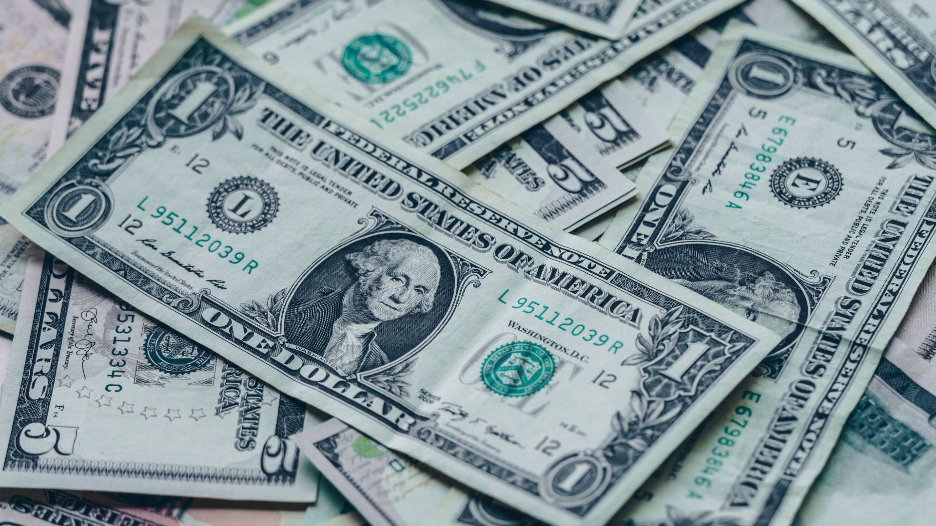 قیمت دلار امروز شنبه ۲۴ خرداد / دلار بازار آزاد ۱۰۰ هزارتومان را رد می‌کند؟!