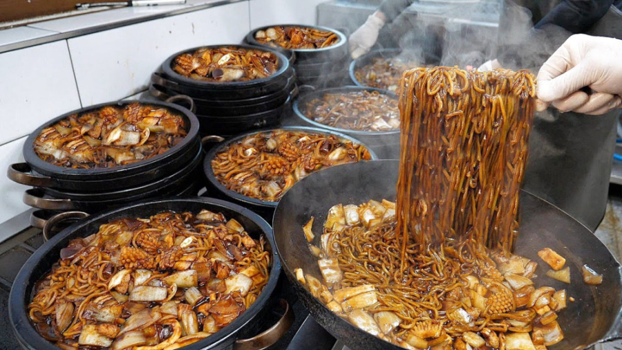 طرز تهیه نودل لوبیا سیاه غذا های دریایی / غذای خیابانی کره ای