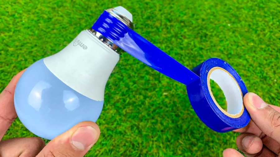 نحوه تعمیر کردن لامپ LED با کمک چسب برق