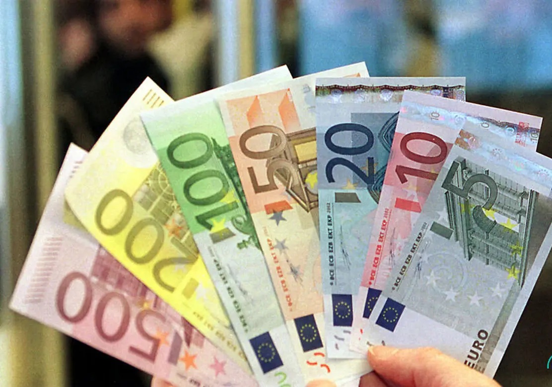 سقوط قیمت یورو امروز پنجشنبه ۲۰ شهریور ماه ۱۴۰۴ تحت تاثیر عزادار شدن ترامپ!