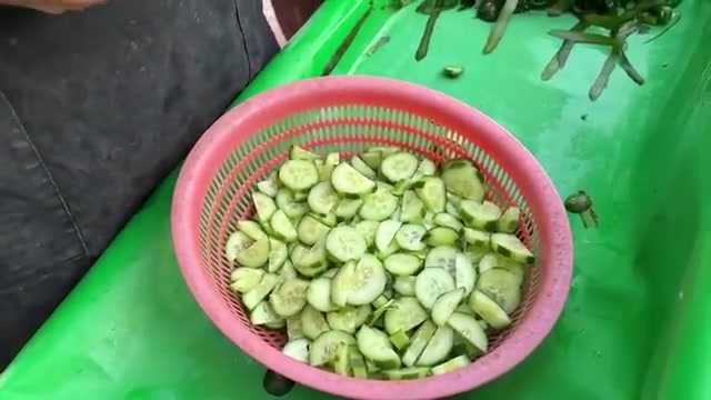 سرعت باورنکردنی آشپزهای خیابانی پاکستان در آماده‌سازی مواد غذایی