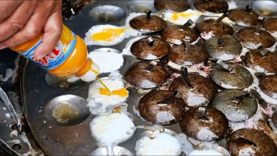 غذای خیابانی در هند؛ پخت پنکیک با ماهی مرکب و میگو