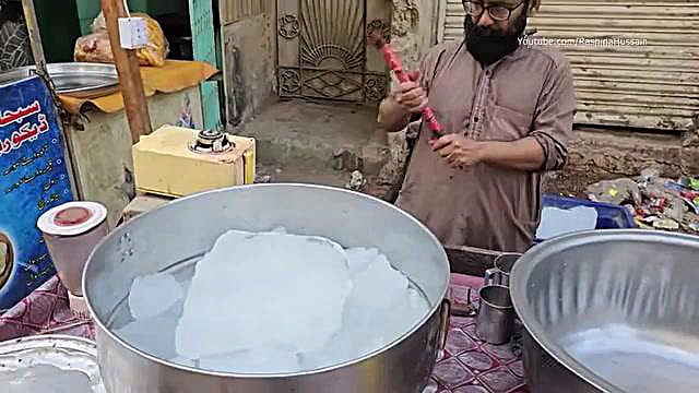 غذای خیابانی در پاکستان؛ تهیه آبمیوه و شیر توت فرنگی در کراچی