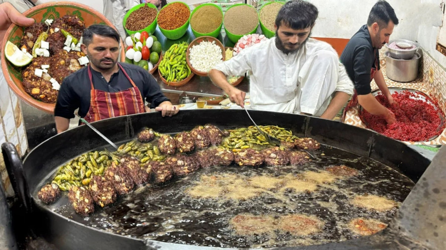غذای خیابانی در پاکستان؛ پخت 80 کیلو چپلی کباب در پیشاور