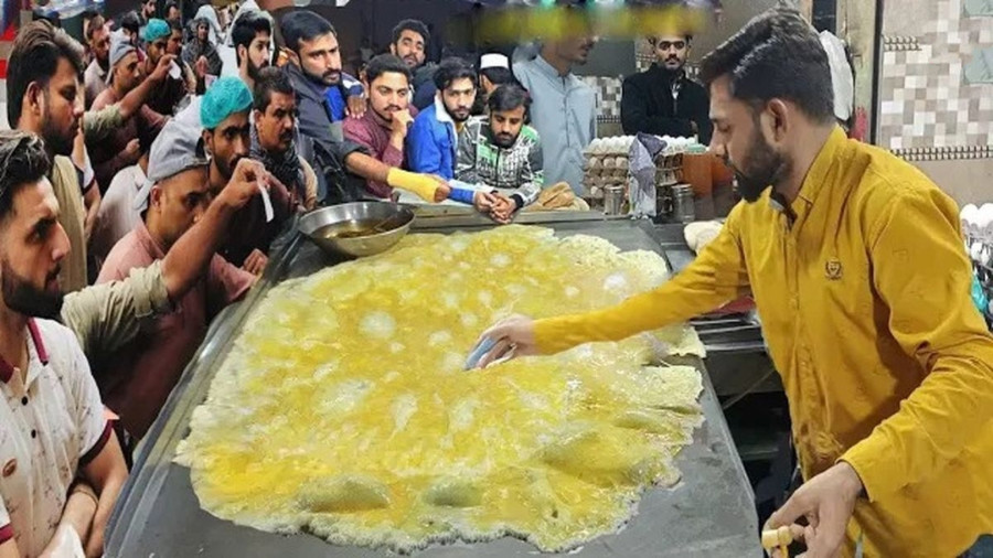 غذای خیابانی در پاکستان؛ پخت برگر با گوشت و تخم مرغ در لاهور