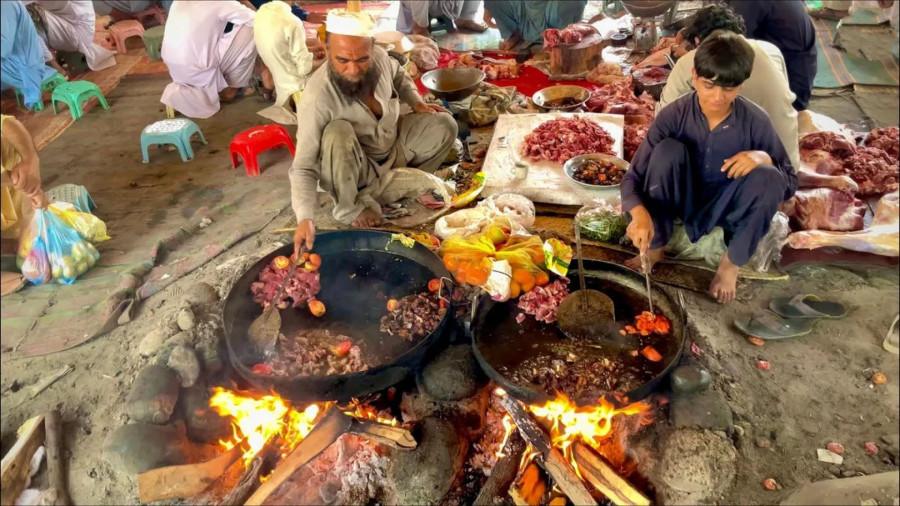غذای خیابانی در پاکستان؛ پخت غذا با گوشت گاو و فلفل در کراچی