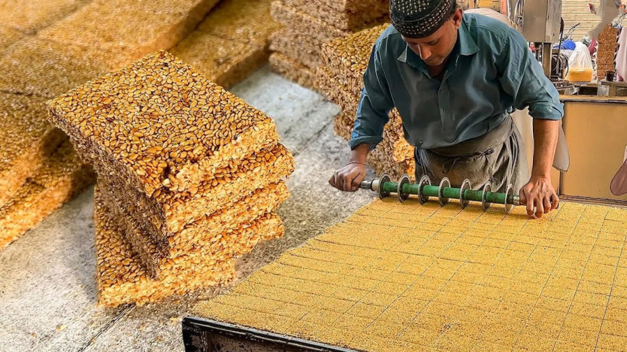 غذای خیابانی در پاکستان؛ پخت معجون کنجدی در کراچی