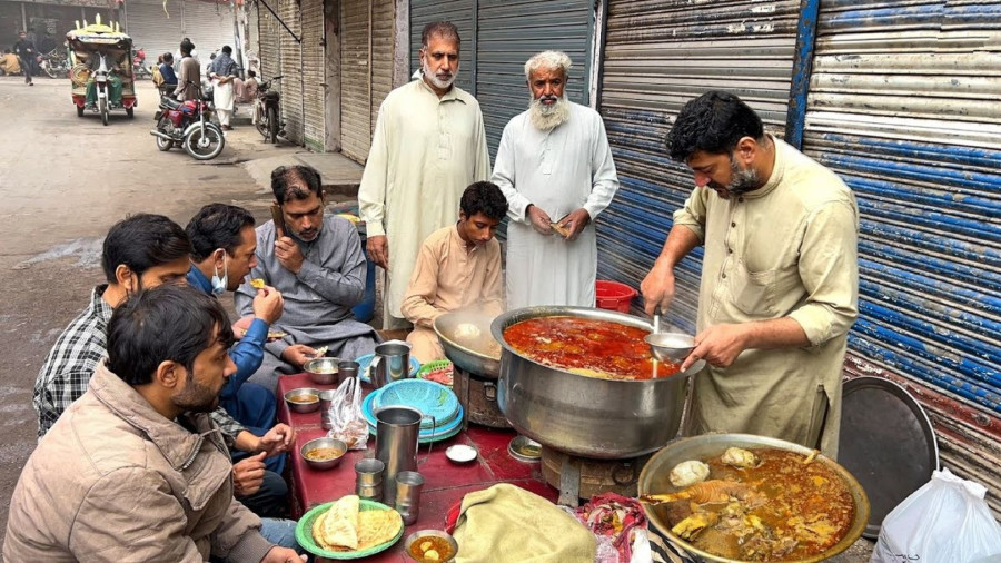 غذای خیابانی در پاکستان؛ پخت و سرو کله پاچه «سیری پای» لاهوری