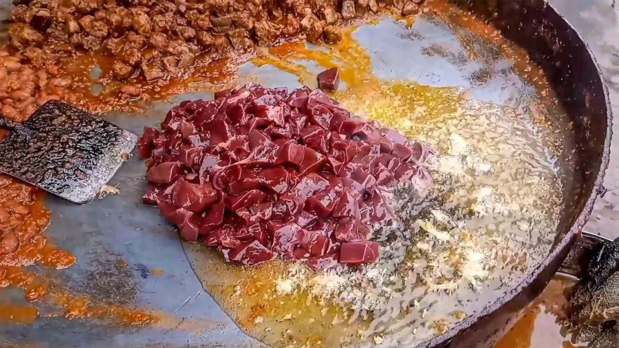 غذای خیابانی در پاکستان؛ پخت یک غذای سنتی پیشاوری با جگر بره