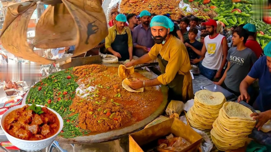 غذای خیابانی در پاکستان؛ پخت یک غذای محبوب لاهوی با جگر گاو و بره