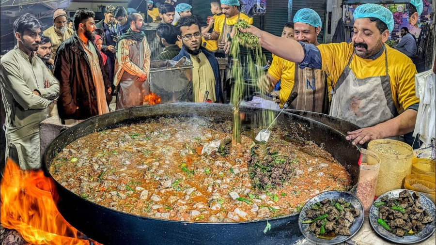 غذای خیابانی در پاکستان؛ پخت یک غذای محلی باجگر گاو در پیشاور