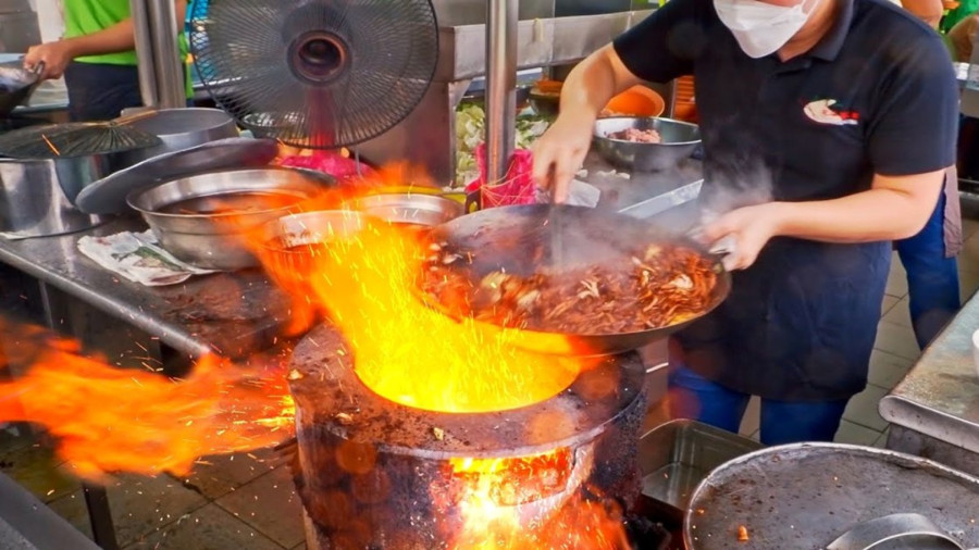 غذای خیابانی مشهور در چین؛ از پخت رشته فرنگی و نودل تا گوشت و میگو