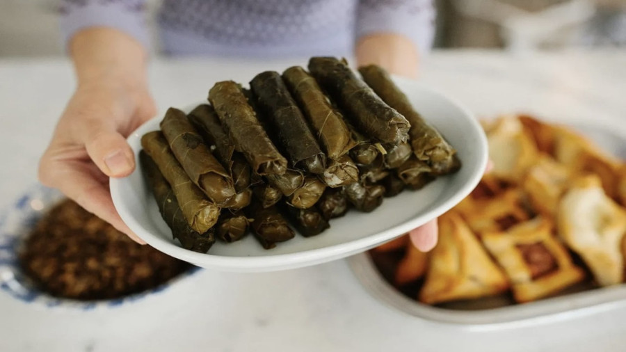یک ترفند ساده و سریع: آسانترین راه پیچیدن دلمه برگ مو