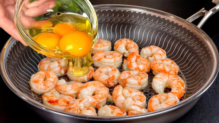 طرز تهیه یک شام خوشمزه با میگو و تخم مرغ در 15 دقیقه