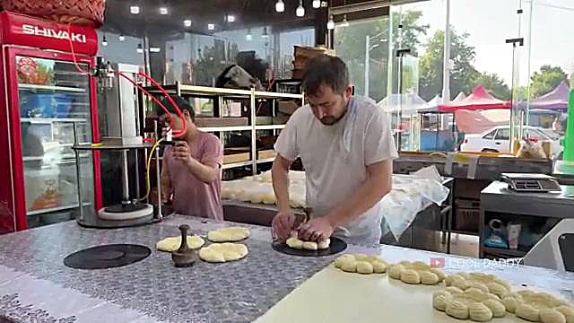 غذای خیابانی در ازبکستان؛ پخت انواع نان در تاشکند