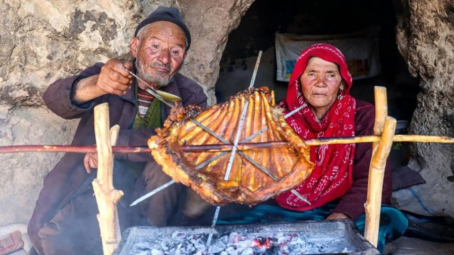 کباب کردن 2 کیلوگرم دنده گوسفند به سبک زوج مسن غارنشین افغانستانی