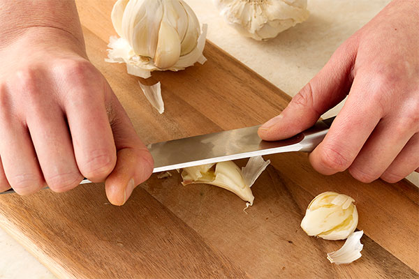 پوستکندن کل سیر در ۱۰ ثانیه (فقط با تکان دادن!)