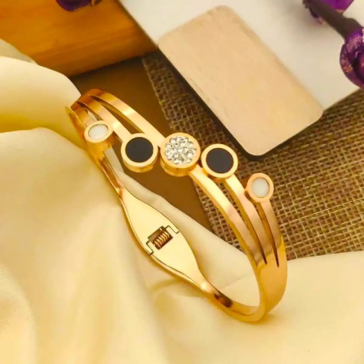 بنگل شیک طلا زنانه