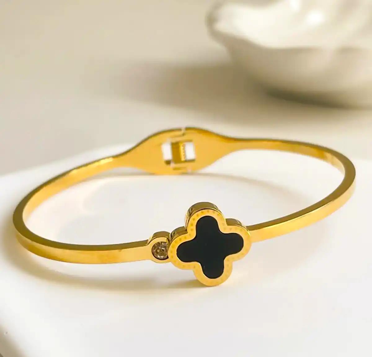 بنگل شیک طلا زنانه