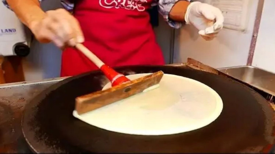 غذای خیابانی در ژاپن؛ تهیه پنکیک میوه ای در توکیو