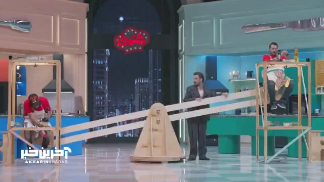 لحظه سقوط مهران غفوریان از بالای دکور یک برنامه شبکه نمایش خانگی