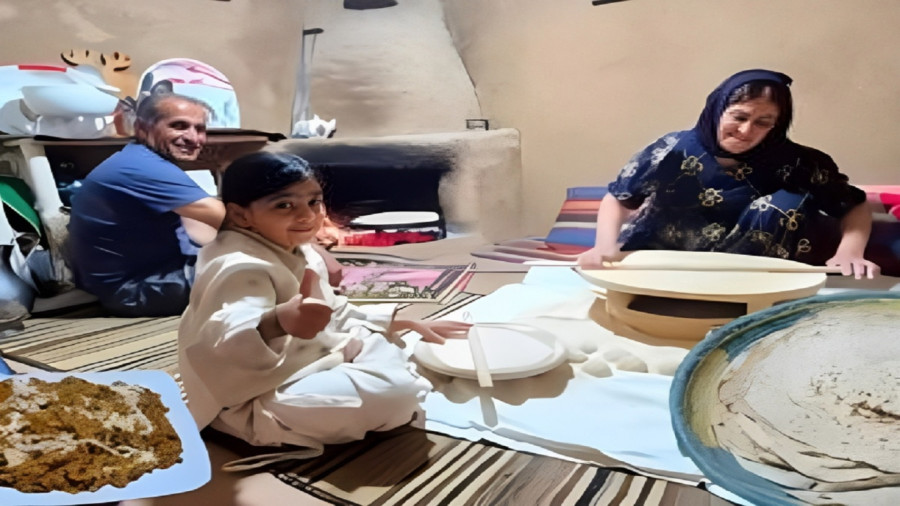 پخت کشک بادمجان سنتی روی آتش در روستا