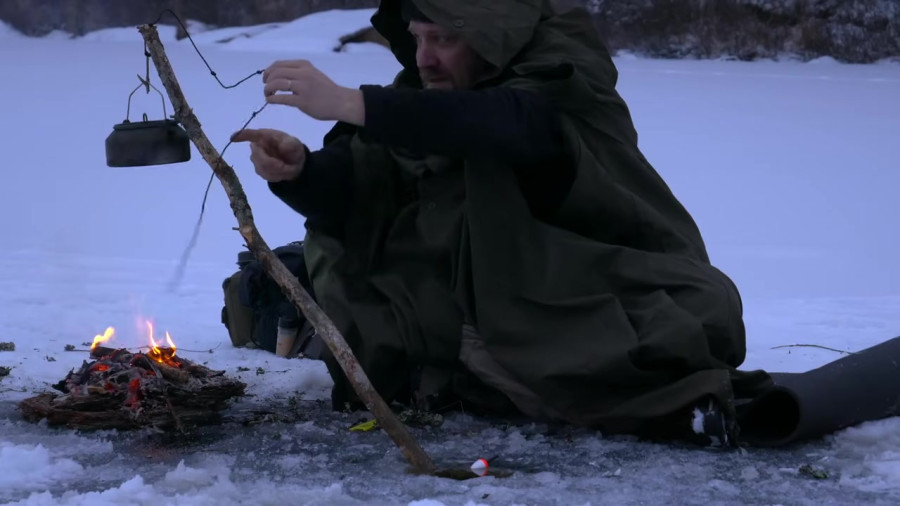 کمپینگ در دریاچه یخ زده و ساخت چادر و پناهگاه