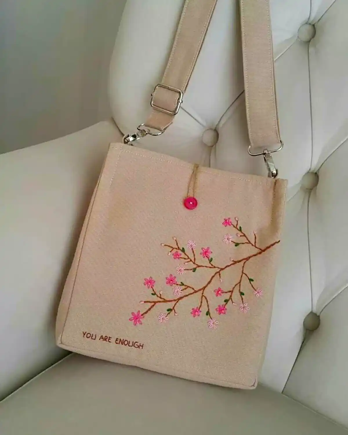 کیف پارچه ای گلدوزی شده زیبا