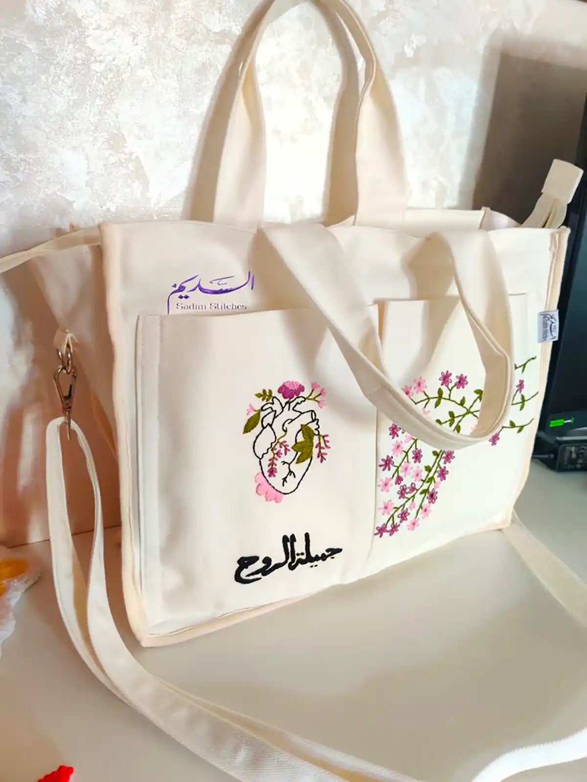 کیف پارچه ای گلدوزی شده زیبا