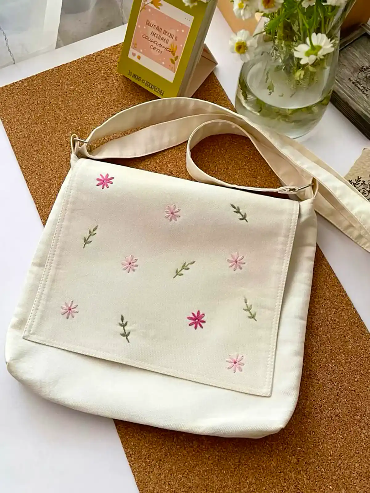 کیف پارچه ای گلدوزی شده زیبا