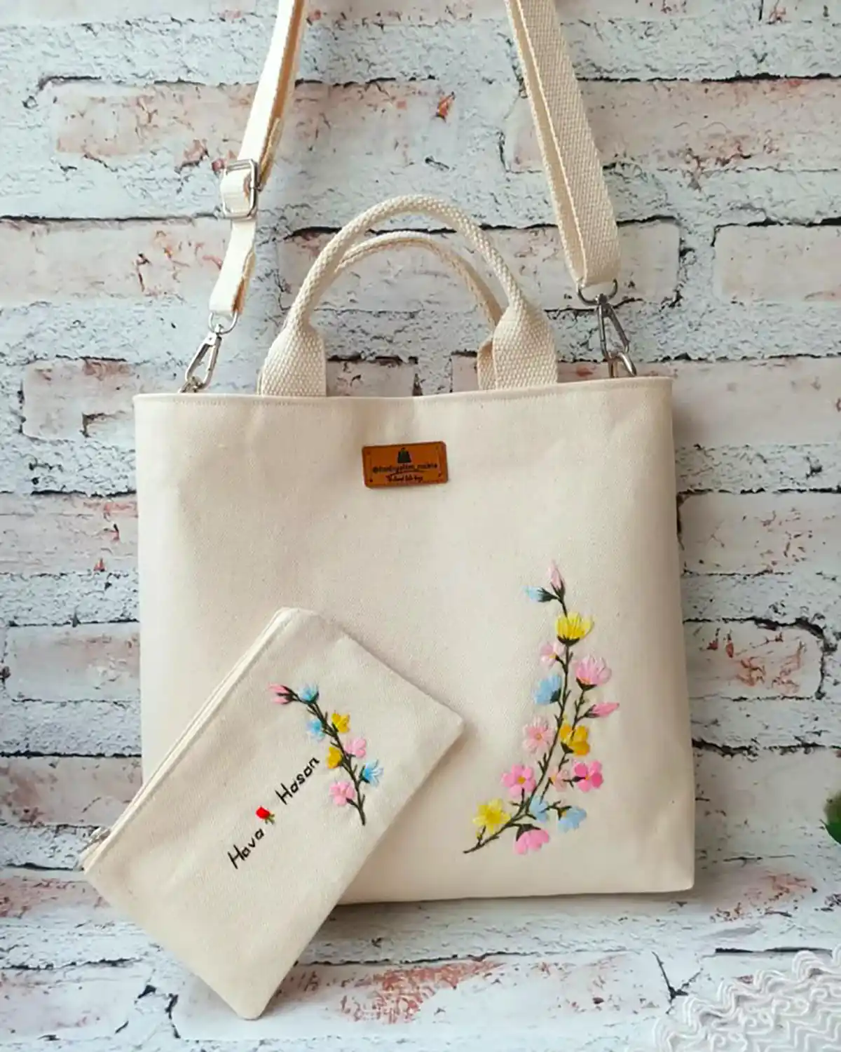 کیف پارچه ای گلدوزی شده زیبا