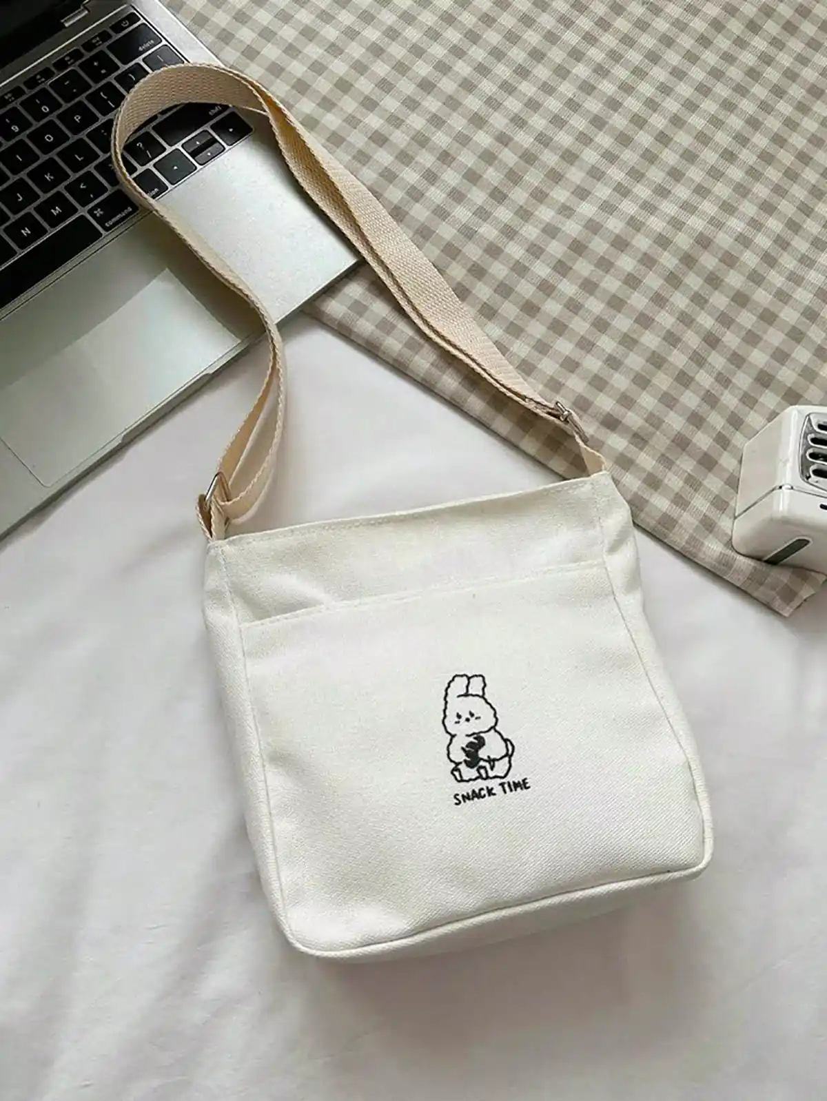 کیف پارچه ای گلدوزی شده زیبا