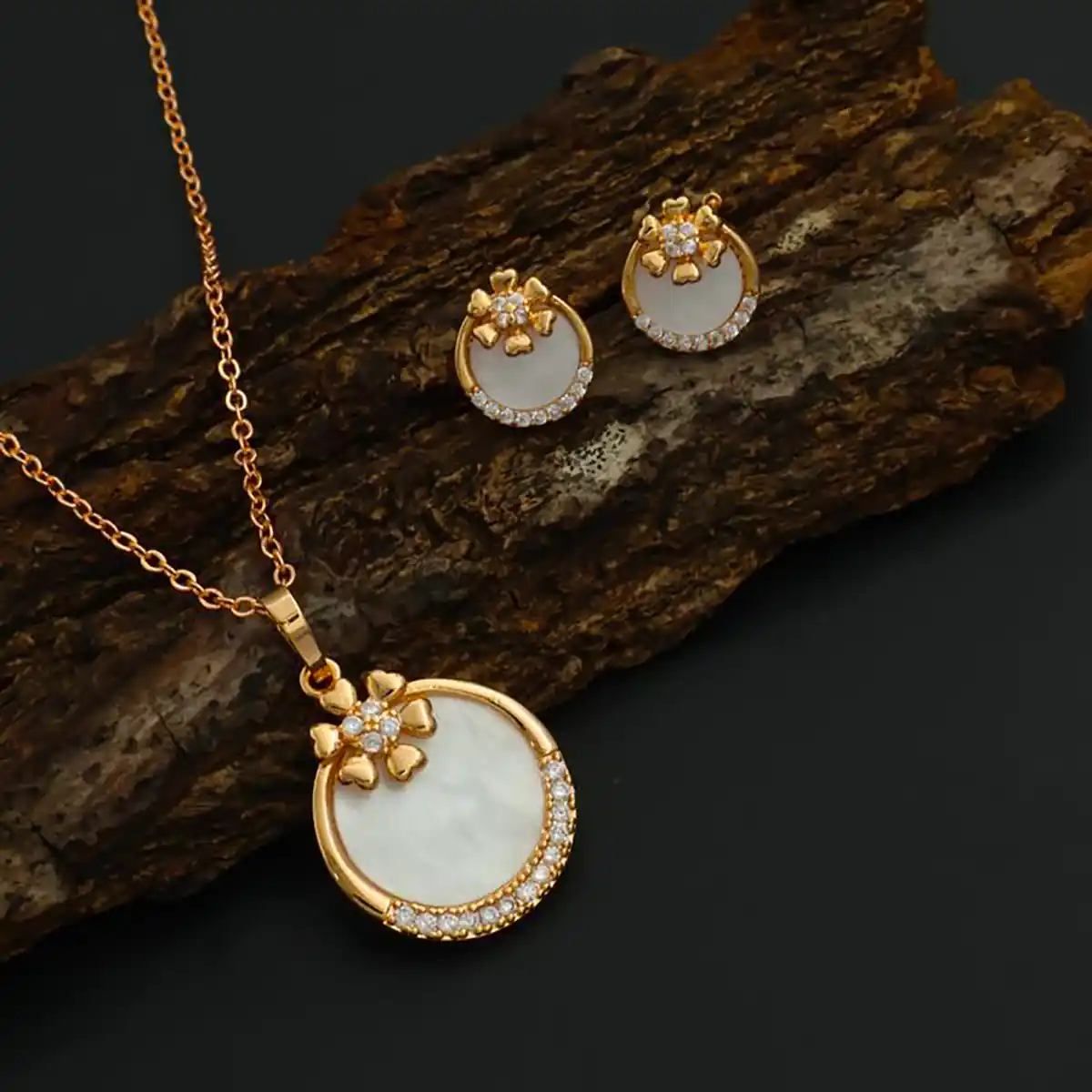 نیم ست طلا نمادار زنانه