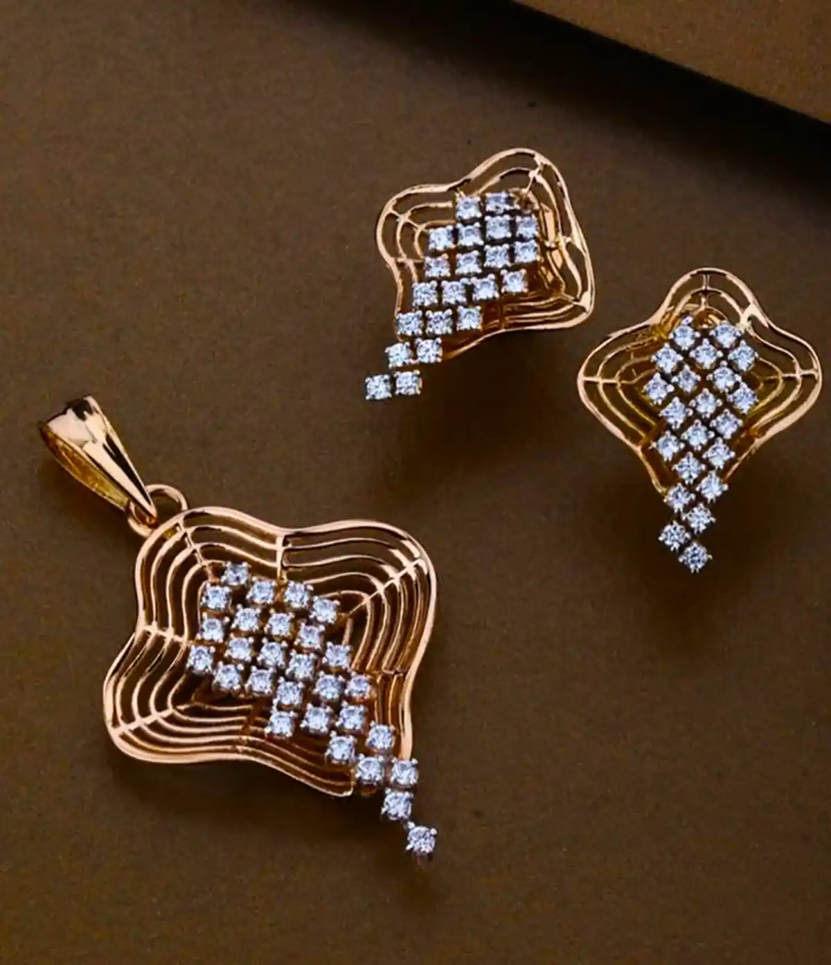 نیم ست طلا نمادار زنانه