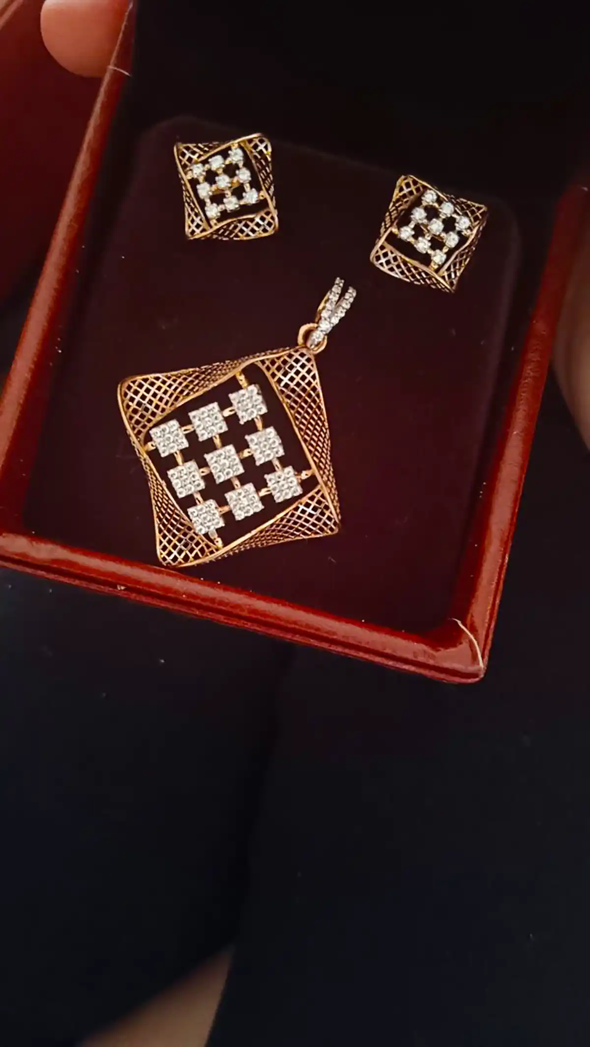 نیم ست طلا نمادار زنانه