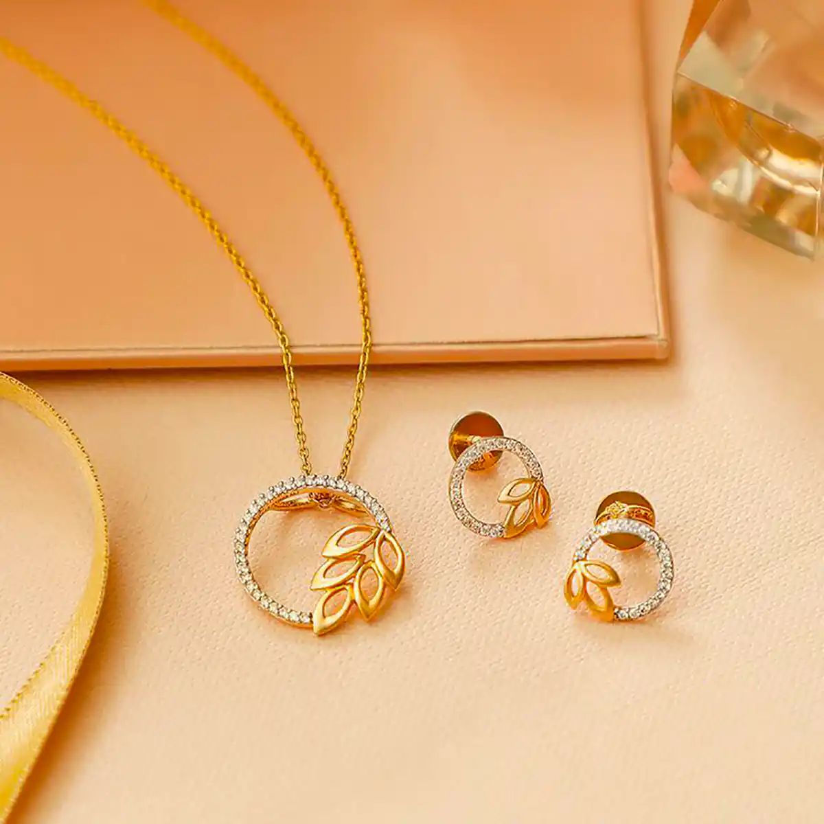 نیم ست طلا نمادار زنانه