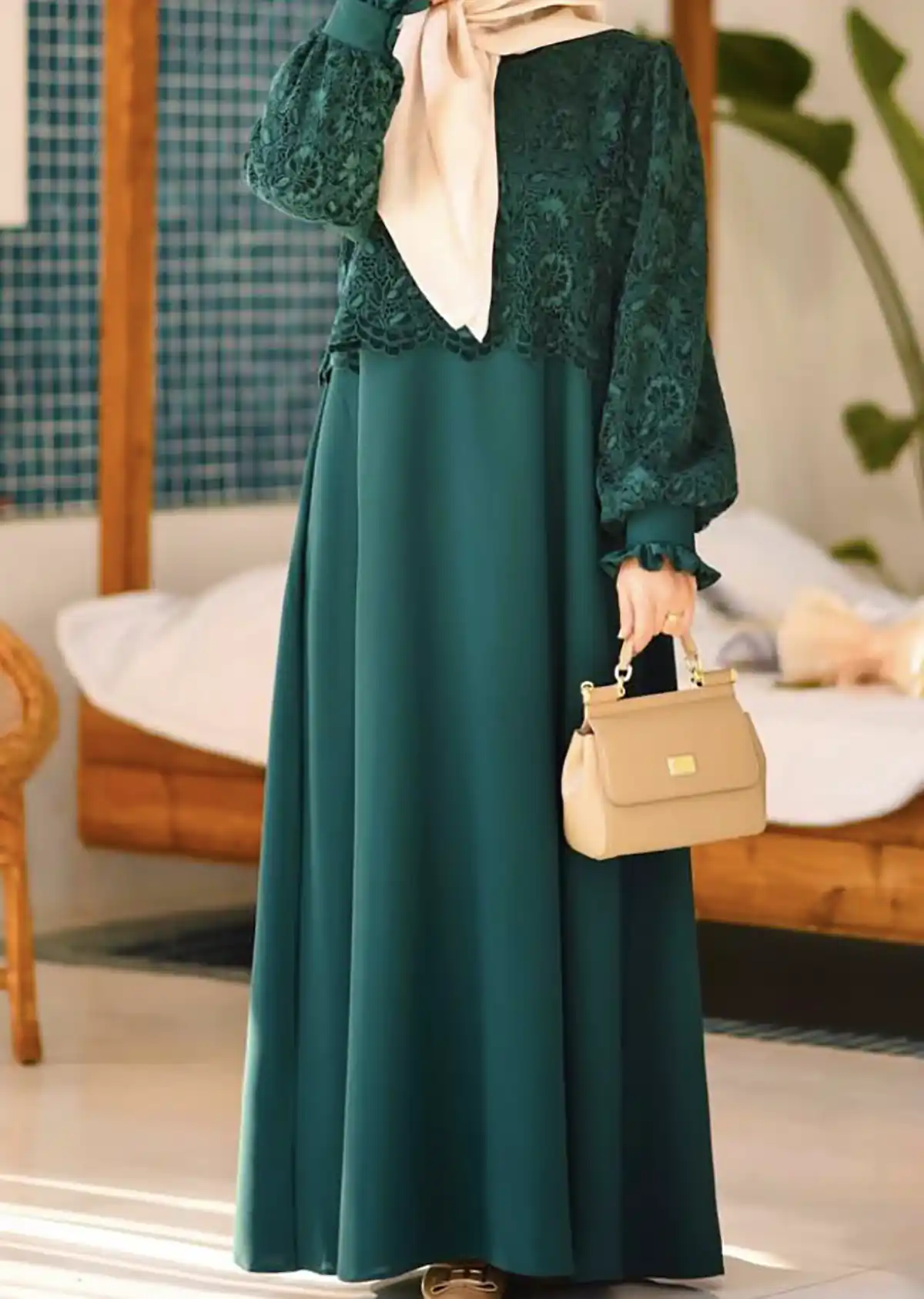 پیراهن ساده و بلند زنانه