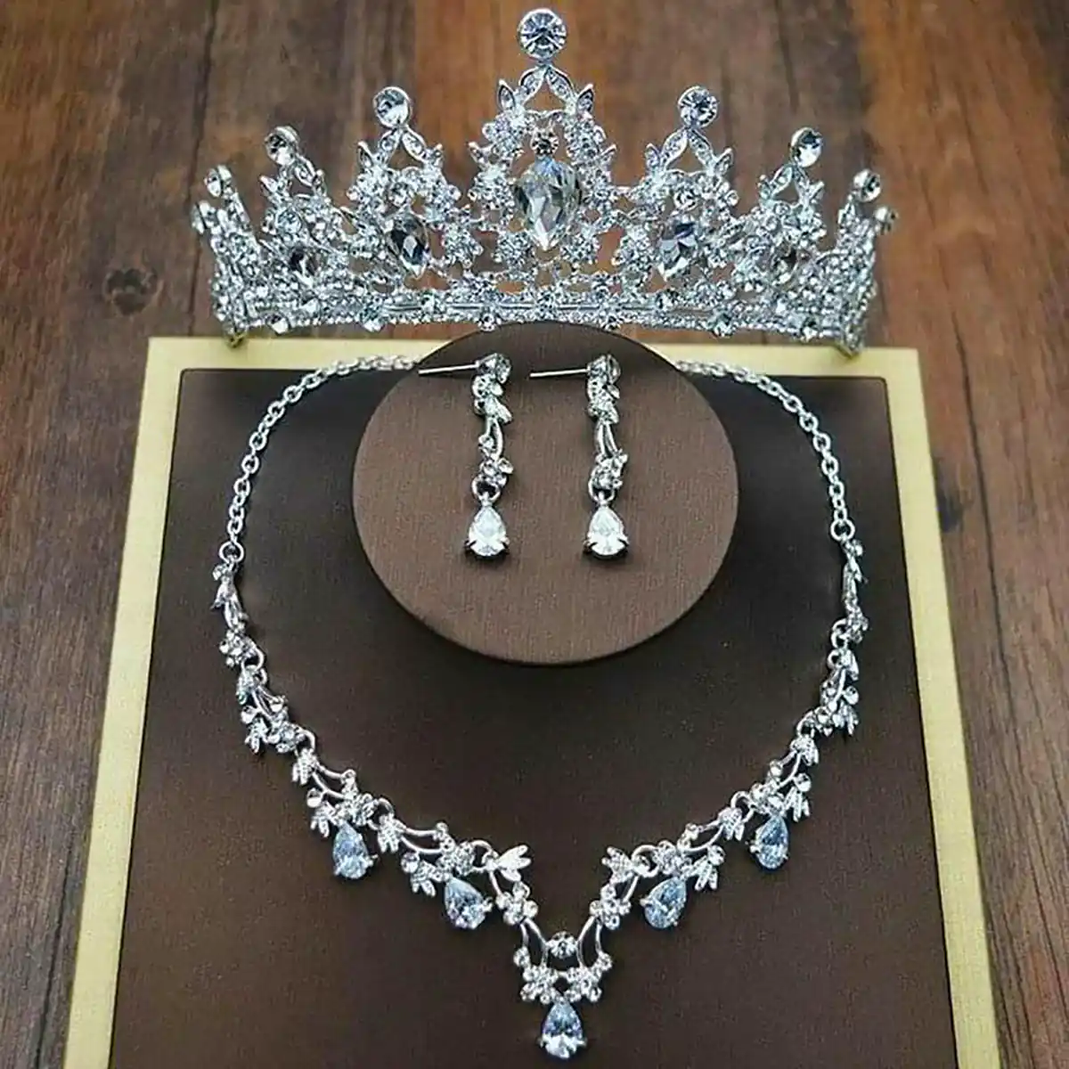 تاج و جواهرات شیک عروس