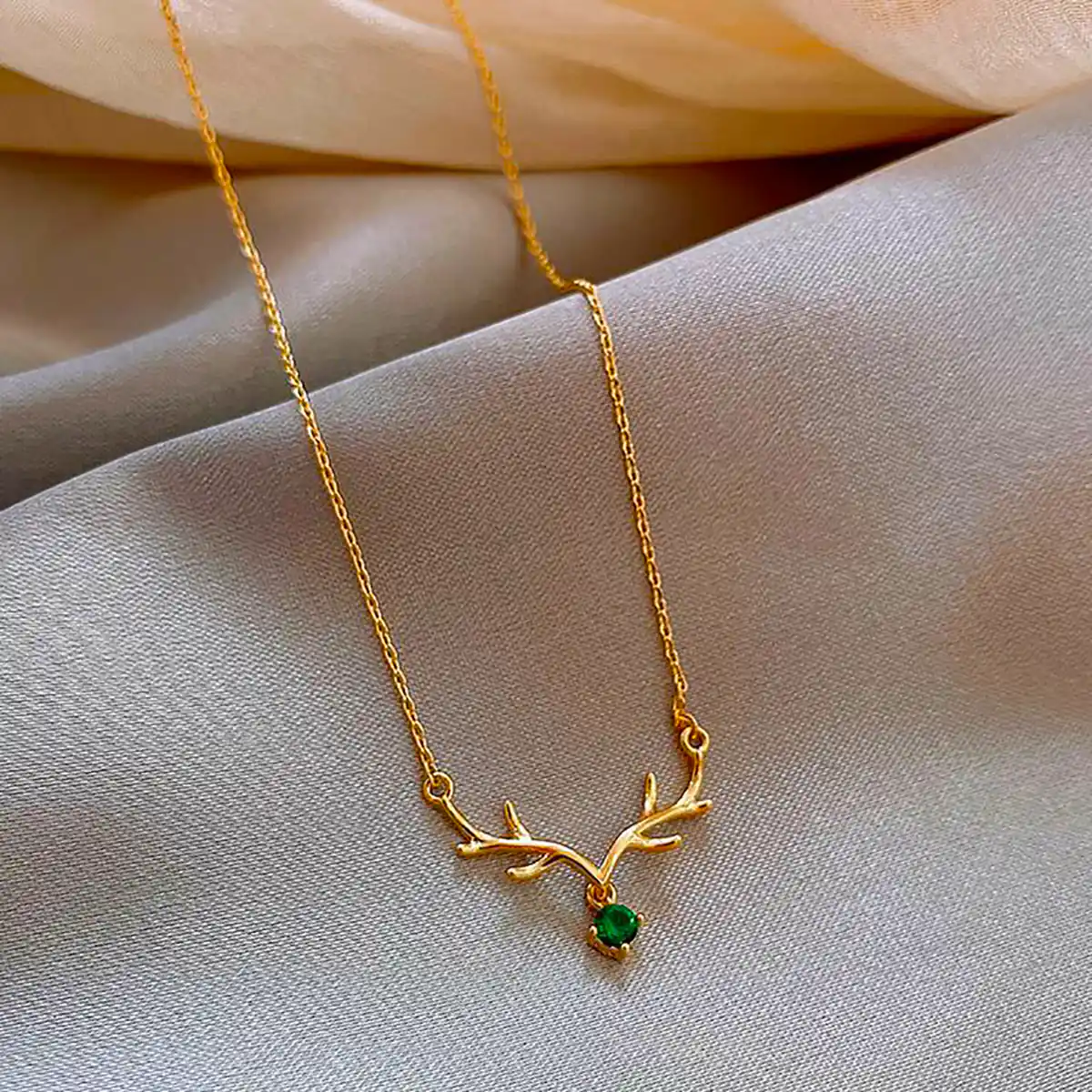 تو گردنی طلا جذاب و شیک