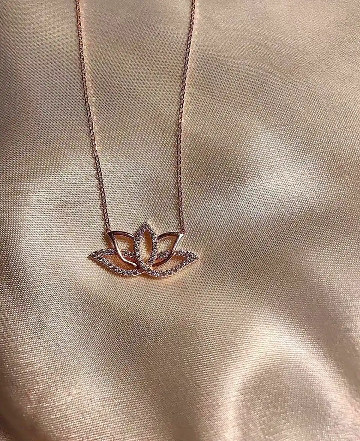 تو گردنی طلا جذاب و شیک