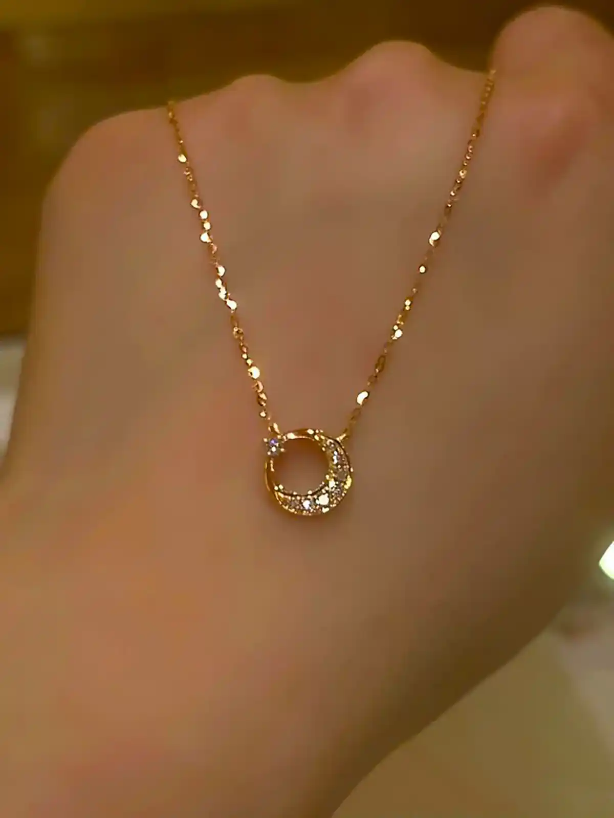 تو گردنی طلا جذاب و شیک