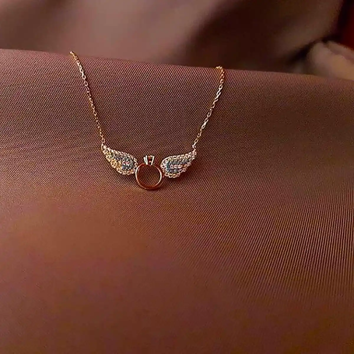 تو گردنی طلا جذاب و شیک