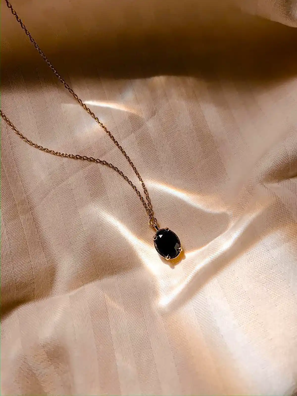 تو گردنی طلا جذاب و شیک