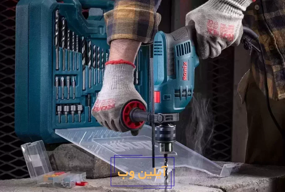 فردی درحال استفاده و سوراخ کردن زمین باکیت دریل