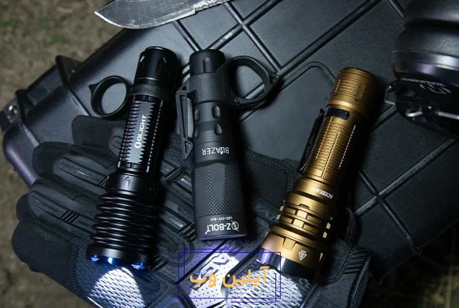 چراغ قوه های دستی با ظاهر مختلف روی کیف و دستکش کار