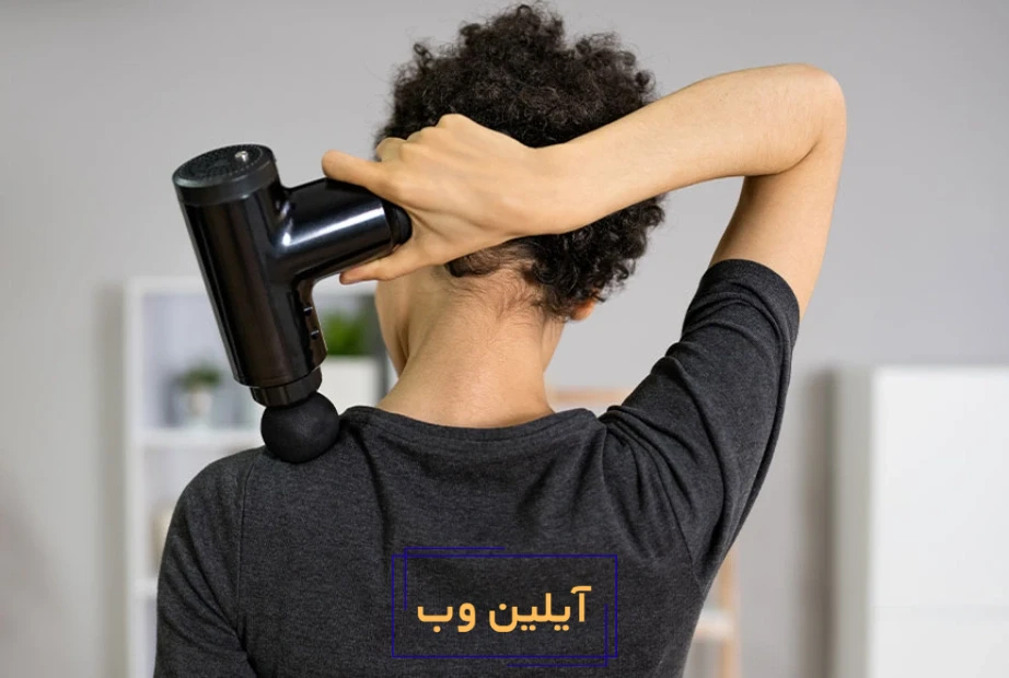 فردی درحال استفاده از ماساژر تفنگی برای ماساژ سرشانه